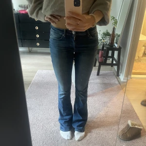 Midwaist bootcutjeans - Säljer dessa jeans ifrån only💓 Använda ett fåtal gånger och är i nyskick. Innerbenslängden är 86  cm och dom är väldigt stretchiga. Nypris 449 kr