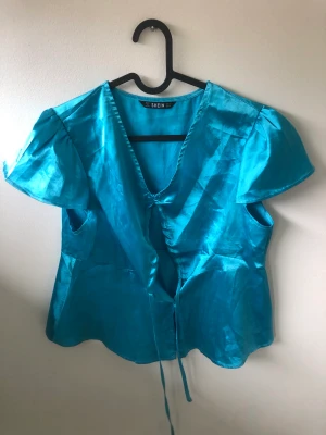 Fest topp  - En blå fin topp från Shein. Storlek M, pris 30 kr + frakt eller mötas upp i Stockholms området 