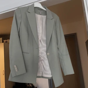 Kavaj  - En kavaj frn H&m. Elegant och stilren. Stolek S