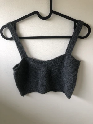 Stickat linne - Ett fint stickad linne från zara som är oanvänt i storlek L men passar alla storlekar. Pris 30 kr + frakt eller mötas upp i Stockholms området 