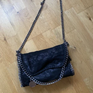 Super fin väska  - Säljer denna fina väskan då jag har tröttnat, man kan korta ner handen om man vill, mycket förvaring, väskan är äkta 