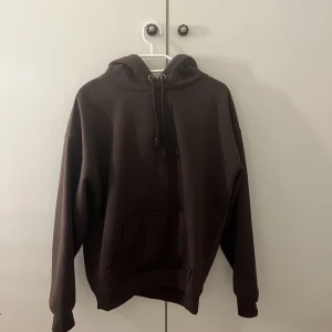 Brun hoodie - Säljer min fina bruna hoodie från Bikbok i storlek XS