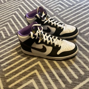 Nike skor - Fett snygga nike skor, använts ett få tal gånger så inga skador bara smutsiga undersidan, som lätt går att fixa. Vänstra skon är lite creasd men inget som märks mycket. 