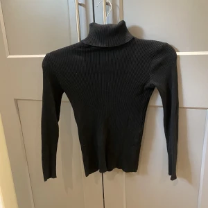 Svart turtle neck - Super söt turtle neck nu till höst och vinter. Skit snyggt under  väst, tröja eller bara själv❤️