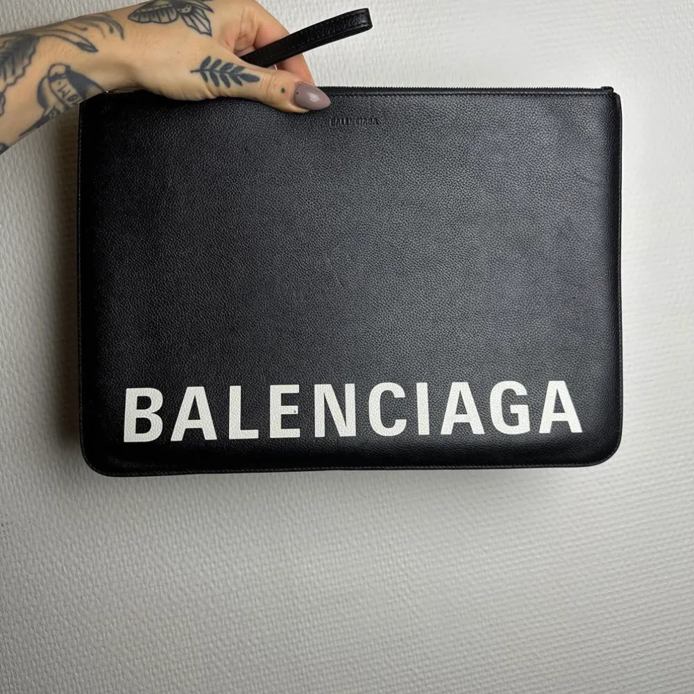 använd som iPad fodral men i grymt skick då det är äkta Balenciaga är kvaliteten tiptop. Kvitto o dustbag medföljer. Inköpt på NK 2020 för 6375kr. Accessoarer.