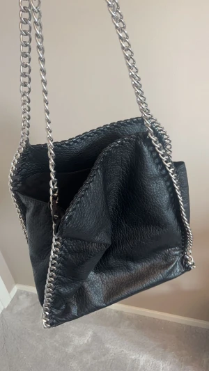 Tiamo väska  - Säljer en till Tiamo väska då jag inte använder nån av dom nästan aldrig använd jätte bra skick och också köpt för 599 men säljer också för 400.