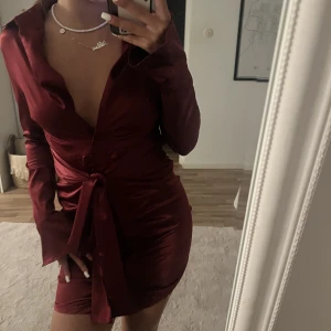 Röd klänning  - Röd satin klänning från shein i storlek s❤️ Aldrig använd!