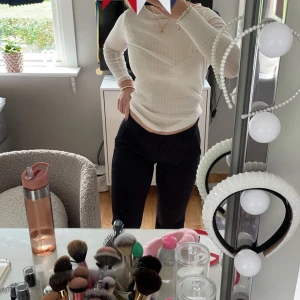 Kostymbyxor  - Säljer nu mina lågmidjade kostymbyxor i storlek 36 från bikbok då dem inte kommer till användning eftersom dem är för långa för mig (lite skav på ena benet vid kanten)💕 Pris 150 kr + frakt🫶🏼