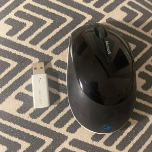 Trådlös mus - Märks att den har använts men den funkar väldigt bra.