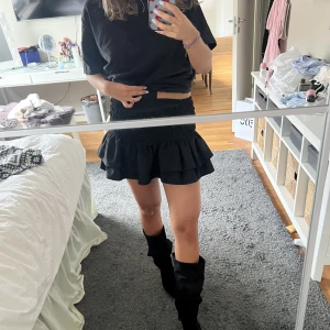 Kjol - Säljer denna volang kjol från zara. Går även att ha som topp om man vill❤️