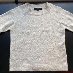 Stickad tröja - Säljer denna stickade tröjan ifrån vero Moda. Säljer då den är för liten för mig
