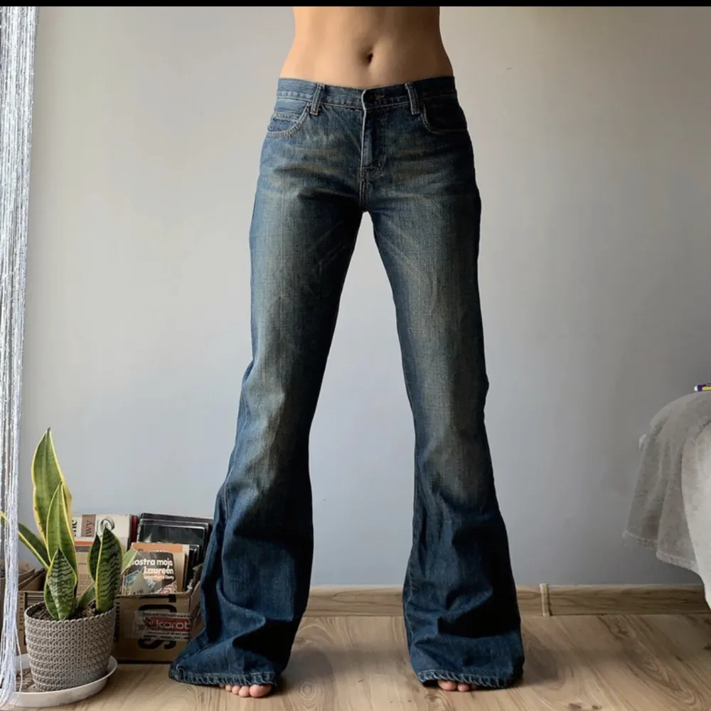 Köpte på Vinted men var för små! Går ända ner till golvet, jag är 175cm. Pris kan diskuteras. Jeans & Byxor.