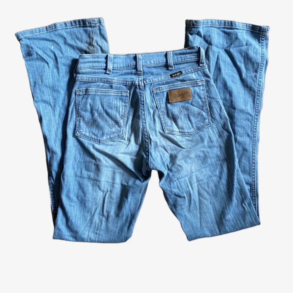 Low waist boothcut jeans från wrangler. Skick: bra  Säljes pga fel storlek. Jeans & Byxor.