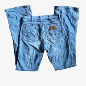 Low waist boothcut jeans från wrangler. Skick: bra  Säljes pga fel storlek