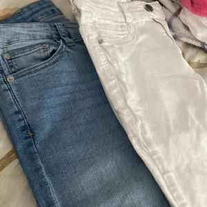 Två par skinny Jeans - Säljer två par skinnyJeans. Vit o Blå. Båda är i storlekarna S men passar Xs lika bra.
