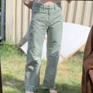 Jeans  - Ljust gröna jeans med raka ben. Relativt långa ben, fungerande fickor 