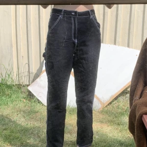 Jeans  - Svarta jeans med vita detaljer längst fickor och ben, minimalt använda och utan skavanker 