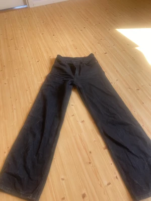 Svart grå jeans - Dessa byxorna är jätte snygga men säljer pga att byxorna blivit för små, jag har använt dessa byxor ett fåtal gånger, dem har en svart/ grå färg och de fläckar som syns är tvättfläckar mestadels, skulle säga att byxorna är små i storleken, frågor? Skriv