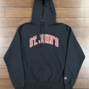 Champion ST Johns Hoodie - Snygg vintage champion Hoodie i storlek M! Bara att skriva om du undrar över något🙏