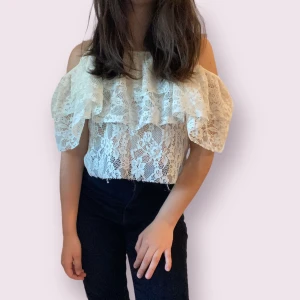 Sommartop  - Gullig fluffig topp från Monki som är i superbra skick! Det ens snöret är tyvärr lite skadat men en symaskin skulle göra detta plagg som ny! Därför lägre pris. Det står ingen storlek men förmodar XS/S. (92% Polyamid, 8% Elastan)