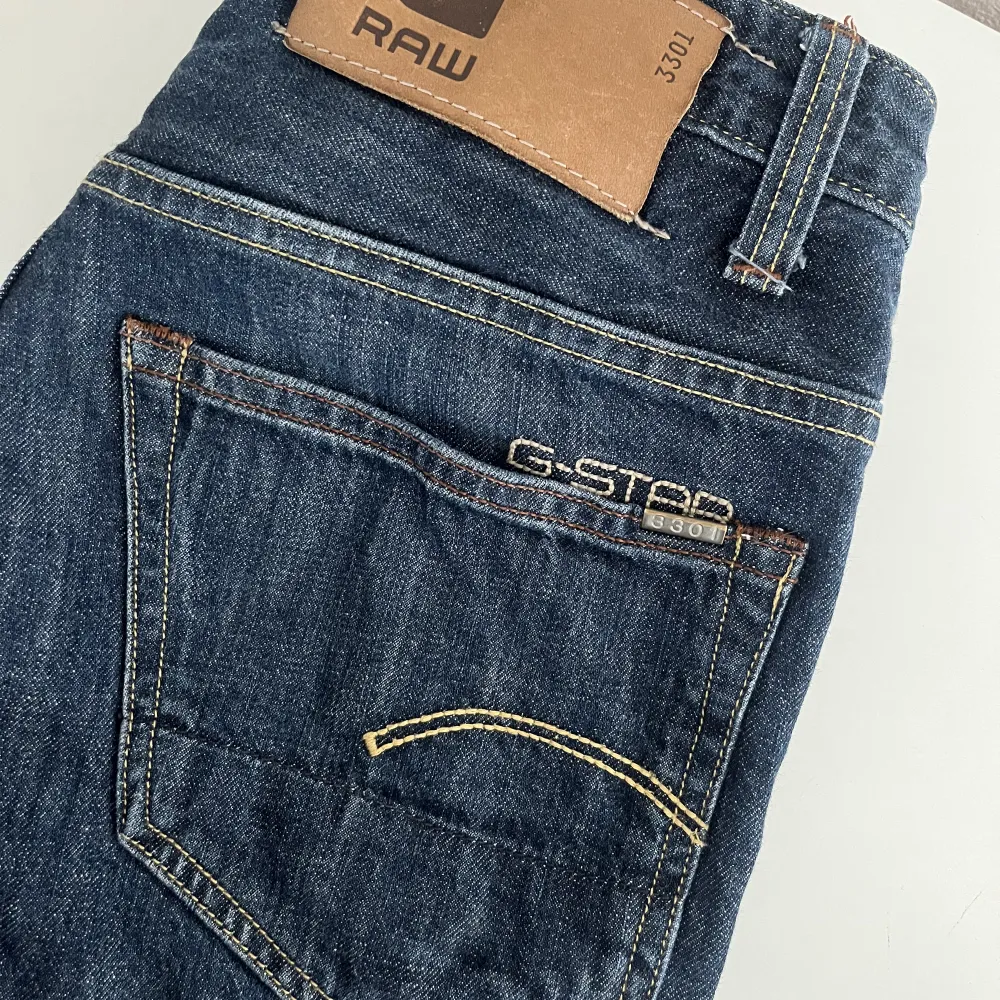 Jag säljer mina älskad g star jeans, dessa är lite lite korta för mig som är 165cm. Dessa är i nyskick i stolek 26 och längd 30✨✨. Jeans & Byxor.
