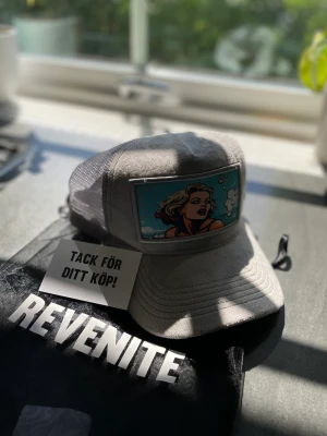 Revenite limited keps - Limited keps från revenite. Påse medföljer! Fraktar så snabbt jag kan. Hör av dig vid minsta fråga! 