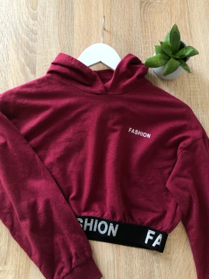 En vinröd hoodie  - En vinröd magtröja som är en hoodie 