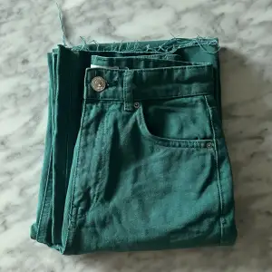 Gröna Idun jeans från Gina Tricot, höga i midjan, rå kant, använda en gång 