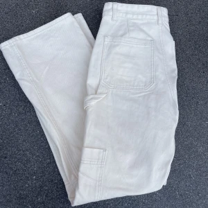 Cargobyxor - Säljer dessa supersnygga beiga byxorna då de tyvärr inte passar mig längre (därav ingen bild där jag bär de). Köpta på H&M förra året för 499kr! Endast testade i och med att de satt för tajt, så de är i nyskick! Perfekta byxan nu till sommaren!