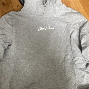 jack and jones hoodie, knappt använd.  - en grå hoodie ( utan fickor) 
