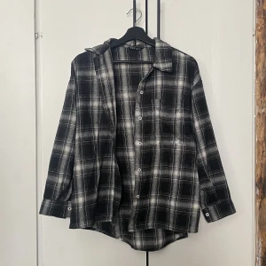 Flanell Skjorta - Denna skjorta är av superbra kvalitet och är perfekt en lite kallare sommarkväll! Den har fina knappar både över torson och vid ärmarna. Passformen är lite oversized.    Säljer den då den inte längre är min stil. 