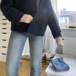 Lågmidjade Levis jeans - Lågmidjade Levis jeans som jag vuxit ur i en ”skinny bootcut modell” men de sitter lösare om man har XS. Jag är 161 o de passade i längden. Midja 36 cm, innerbenslängd 75 cm o jag skulle säga strl XS. 250kr + 74kr frakt / köp gärna via köp nu!