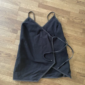 Denim Omlottklänning Weekday - Svart omlottklänning från Weekday, strl S. Fint skick!