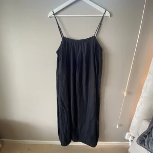 Svart linneklänning - ALDRIG ANVÄND!! Svart lång linneklänning från H&M! 