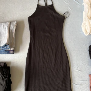 Knälängd Gina Tricot klänning - Super fin sommar klänning från Gina som kramar om kroppen super fint. 