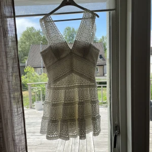 Sommarklänning 💖 - Söt sommarklänning som är spetsad och skön. Går ungefär ner till precis över knäna!