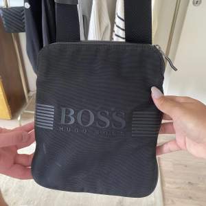 Denna fina Hugo boss väskan i bra skick!🥰