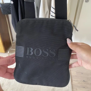 Hugo boss väska  - Denna fina Hugo boss väskan i bra skick!🥰
