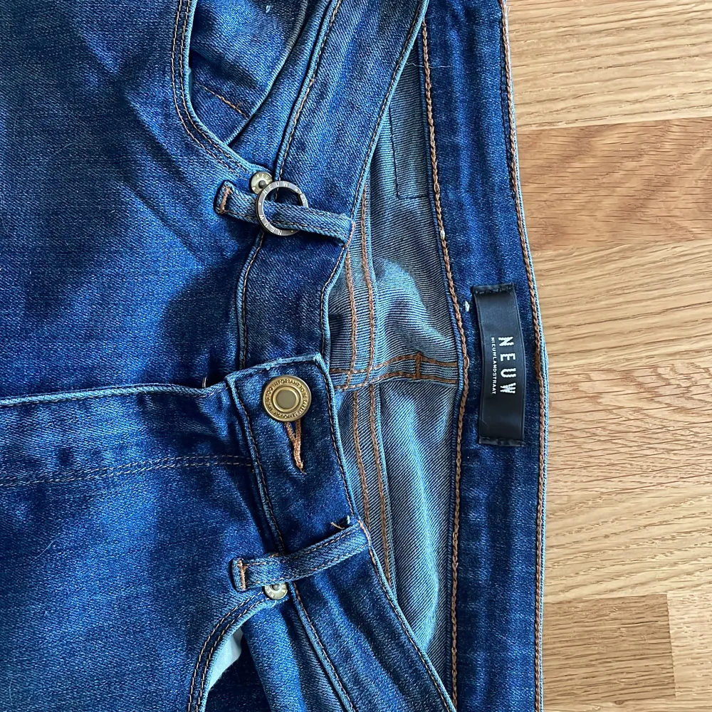 Något uppsydda knappt använda neuw byxor, ny pris 1500kr . Jeans & Byxor.