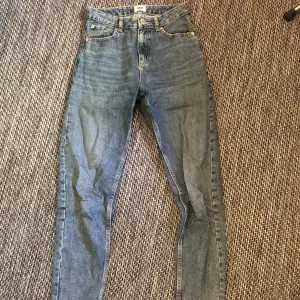 Mom jeans från Lager 157, modellen ”Mom”. Storlek XS, bra skick. 50kr + 74kr frakt :)