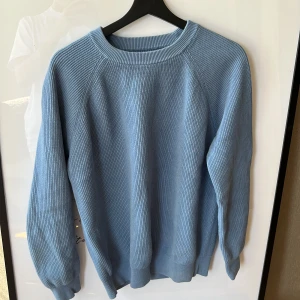 Stickad zara tröja - Säljer nu min blå stickade tröja från Zara som inte kommer till någon användning