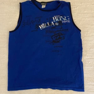 Supersnyggt linne - Supersnyggt mörkblått linne. Väl användt men inga defekter! KÖPAREN STÅR FÖR FRAKTEN! KONTAKTA INNAN KÖP!, eller vid flera frågor.