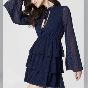 Volangklänning - Säljer denna jätte fina volang klänning från Linn ahblorgs kollektion me nakd, säljs inte längre . Jätte bra skick, köparen står för frakten! Kom privat för fler bilder❤️