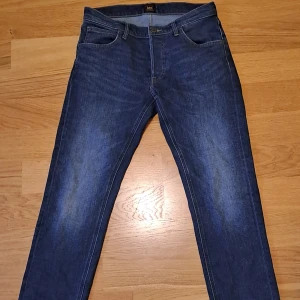 Lee jeans - Blåa Lee jeans i modell Daren. Storlek W31 L32, passar M/L. Använda nån enstaka gång. Använd gärna köp nu, kontakta vid frågor eller fler bilder!!<3