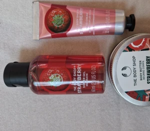 The body shop Strawberry set - Nytt set Strawberry trio från The Body Shop. Oanvänt!✨️ 3 FÖR TVÅ PÅ ALLT och fri frakt vid köp av minst 250 kr, kontakta mig då!🦋