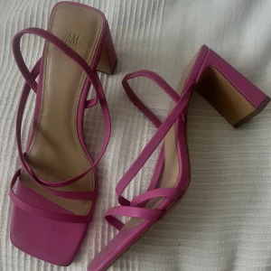 Rosa klackar  - Rosa klackskor från H&M i storlek 40 (passar dock 39), endast använda nån enstaka gång.