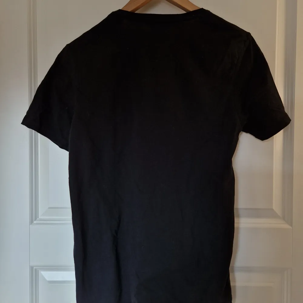 Säljes då den knappast blivit använd, märke: darksideclothing 👢 T-shirten är lång i storleken. T-shirts.