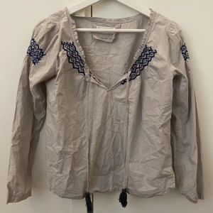 Odd Molly blus - !Åker bort 1 juli så passa på! Såå fin somrig Odd molly blus i beige/grå färg! Perfa inför sommaren. I fint skick. (Storlek 1 vilket ungefär motsvarar S)