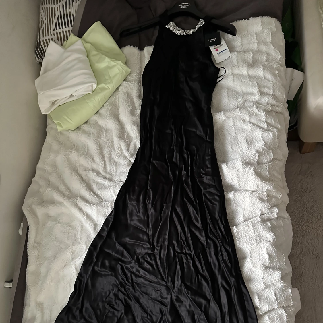 Svart classy maxiklänning i satin - 90