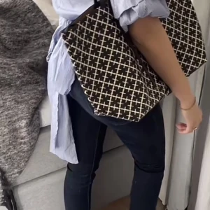 By Malene Birger - Selger denne fine vesken som jeg har hart i va 1 år. Har en liten flekk i bunnen på innsiden av vesken men det vises ikke på utsiden, setter defor ned prisen. Har ingen andre ytre bruksmerker. Er stor og praktisk å reise med  Nypris; 3200NOK